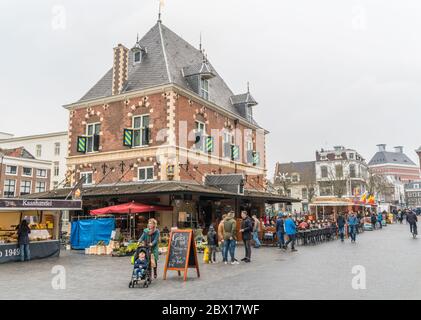 Leeuwarden, Niederlande, april 14 2018, Menschen, die an der alten waag vorbeikommen Stockfoto