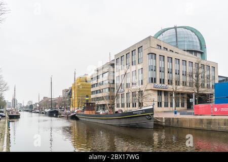 Leeuwarden, Niederlande, april 14 2018, Boote an der Willemskade im Zentrum Stockfoto