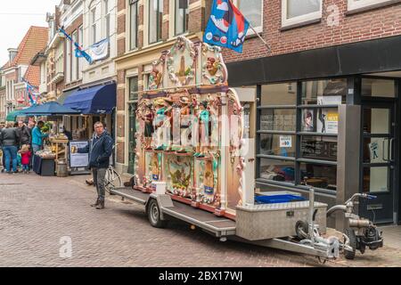 Leeuwarden, Niederlande, april 14 2018, Menschen passieren die traditionelle Orgel in einer engen Straße Stockfoto