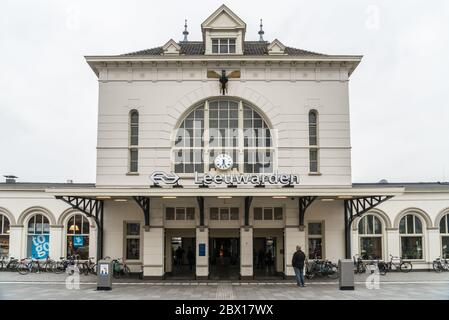 Leeuwarden, Niederlande, april 14 2018, Mann beim Betreten des Hauptbahnhofs Stockfoto