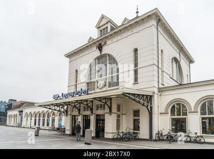 Leeuwarden, Niederlande, april 14 2018, Mann beim Betreten des Hauptbahnhofs Stockfoto