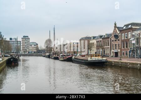 Leeuwarden, Niederlande, april 14 2018, Boote an der Willemskade im Zentrum Stockfoto