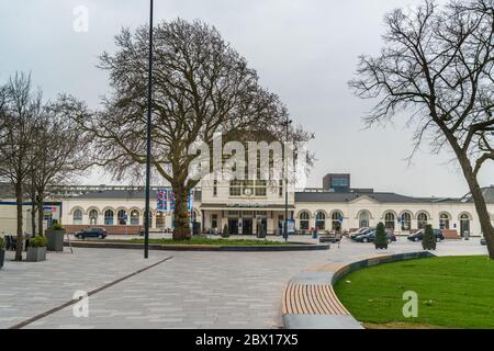 Leeuwarden, Niederlande, april 14 2018, Autos am Hauptbahnhof vorbei Stockfoto