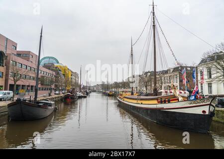 Leeuwarden, Niederlande, april 14 2018, Boote an der Willemskade im Zentrum Stockfoto