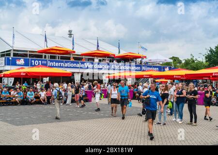 Nijmegen Juli 20 2017: 4-tägige Wanderturniere Teilnehmer ruhen sich nach einem langen Wandertag im Wedren in Nijmegen aus Stockfoto