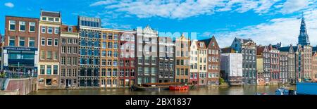 Amsterdam, 5. August 2017: Die Rückseite der Häuser der Warmou-Straße am Damrak in Amsterdam Stockfoto