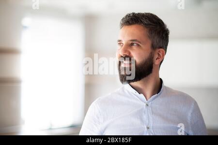 Vorderansicht Porträt des reifen Mannes mit weißem Hemd im Haus stehen. Stockfoto