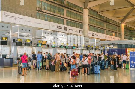 Malaga, Spanien, 2. Juli 2017: Die Reisenden checken an den Schaltern des Flughafens Málaga ein Stockfoto