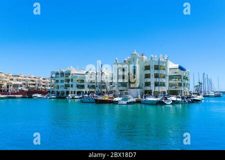 Benalmadena, Spanien, 30. juni 2017: Boote und Wohnungen am Hafen von Puerto de Marina Stockfoto