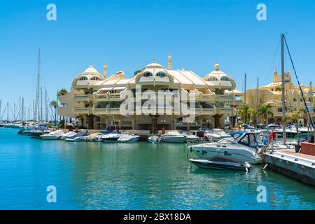 Benalmadena, Spanien, 30. juni 2017: Boote und Wohnungen am Hafen von Puerto de Marina Stockfoto