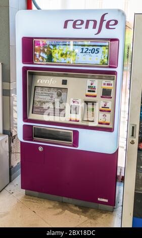 Benalmadena, Spanien, 30. juni 2017: Ein Renfe-Ticket an einem öffentlichen Fahrkartenautomaten am Bahnhof Benalmádena-Arroyo de la Miel Stockfoto