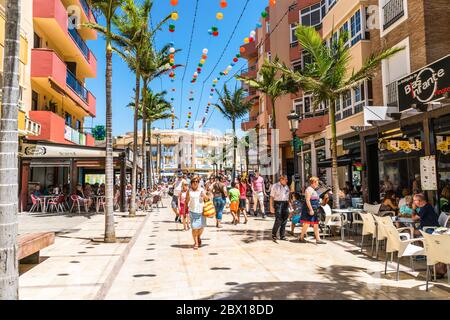 Benalmadena, Spanien, 30. juni 2017: Touristen und Einheimische einkaufen in der AV. Blas Infante Stockfoto