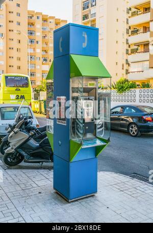 Benalmadena, Spanien, 30. juni 2017: Telefonzelle auf den Straßen von Benalmadena Stockfoto