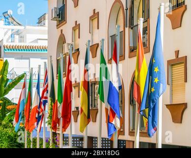 Benalmadena, Spanien, 30. juni 2017: Zwölf internationale Flaggen vor dem Hotel Stockfoto