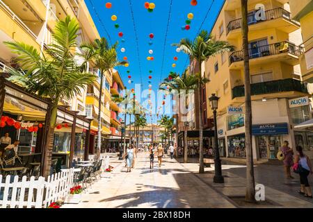 Benalmadena, Spanien, 30. juni 2017: Touristen und Einheimische einkaufen in der AV. Blas Infante Stockfoto