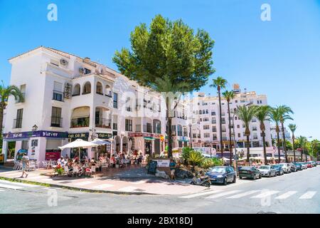 Benalmadena, Spanien, 30. juni 2017: Touristen essen und trinken auf Terrassen bei AV. Gaomonal Stockfoto