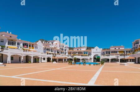 Benalmadena, Spanien, 30. juni 2017: Großer leerer Platz in der Stadt Benalmadena Stockfoto