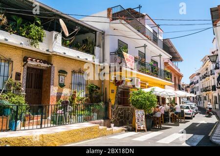 Benalmadena, Spanien, 30. juni 2017: Touristen trinken und essen auf einer Terrasse in einer kleinen Straße Stockfoto