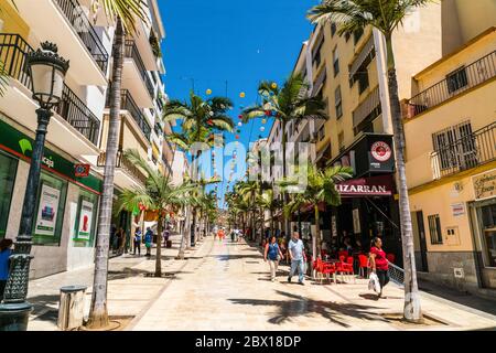 Benalmadena, Spanien, 30. juni 2017: Touristen und Einheimische einkaufen in der AV. Blas Infante Stockfoto