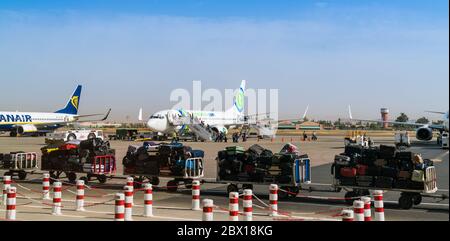 Marrakesch, Marokca Mai 20 2017: Passagiere, die eine Boeing 737 von Transavia auf dem Bahnsteig des neuen Flughafens von Marrakesch besteigen Stockfoto