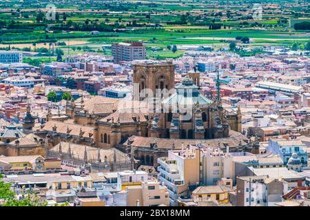 Granada, Spanien, 1. juli 2017: Blick auf die Kathedrale von Granada von der Altstadt von La Alhambra Stockfoto