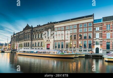 Amsterdam, Niederlande, 19. April 2017: Touristenboote am Flussufer der Amstel an der Rokin in Amsterdam Stockfoto