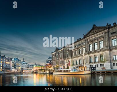 Amsterdam, Niederlande, 19. April 2017: Touristenboote am Flussufer der Amstel an der Rokin in Amsterdam Stockfoto