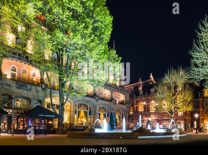 Amsterdam, Niederlande, 19. April 2017: Blick auf den Brunnen vor dem berühmten amerikanischen Hotel am Leidseplein im Zentrum von Amsterdam. Stockfoto