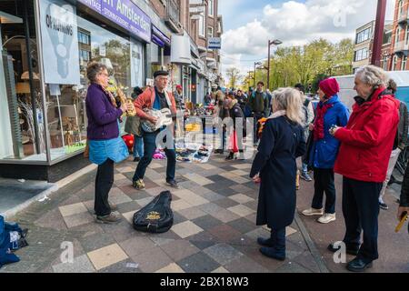 Amsterdam, Niederlande, April 27 2017: Einheimische und Touristen strömen auf dem freien Markt von Kingsday in Amsterdam Stockfoto