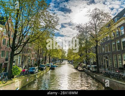 Amsterdam, Niederlande, 22. April 2017: Kleiner ruhiger Kanal im Zentrum von Amsterdam Stockfoto