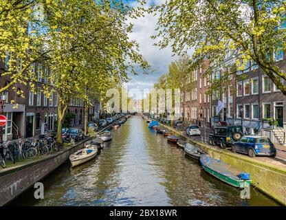 Amsterdam, Niederlande, 22. April 2017: Kleiner ruhiger Kanal im Zentrum von Amsterdam Stockfoto