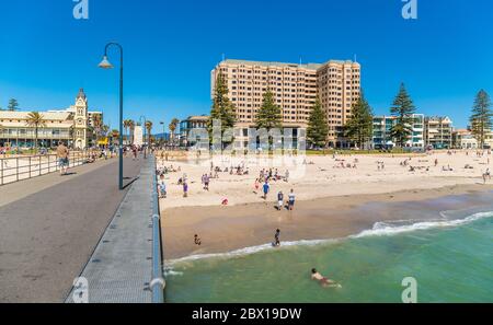Blick auf den Strand von Adelaide im Westen Australiens im Sommer Stockfoto