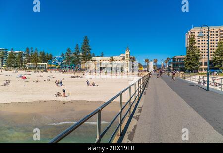 Blick auf den Strand von Adelaide im Westen Australiens im Sommer Stockfoto