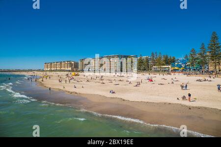 Blick auf den Strand von Adelaide im Westen Australiens im Sommer Stockfoto