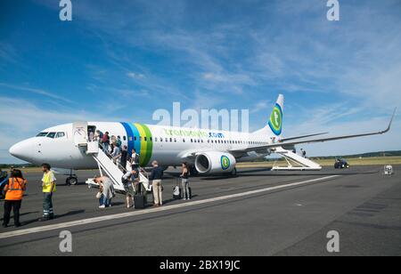 Passanten steigen in eine Transavia Boeing 737-800 am Flughafen Bergerac ein Stockfoto