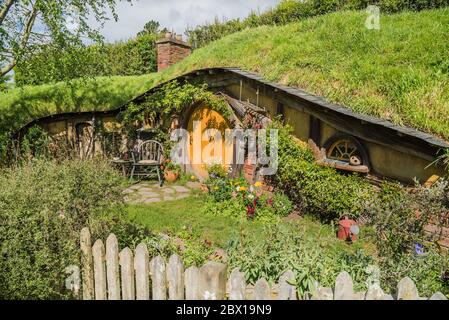 Vor einem hobbit-Haus in Hobbiton Neuseeland Stockfoto