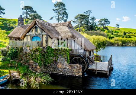 Wassermühle in der Stadt Hobbiton auf der Nordinsel Neuseelands Stockfoto