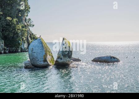 Der Split Apple Rock in der Nähe des Abel Tasman Nationalparks Stockfoto