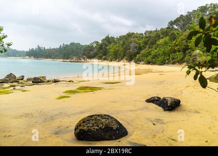 Der Strand in der Nähe des Abel Tasman Parks und des Split Apple Rock Stockfoto