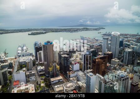 Blick über Auckland vom Sky Tower aus Schauen Sie auf einen sonnigen Tag in Neuseeland Stockfoto