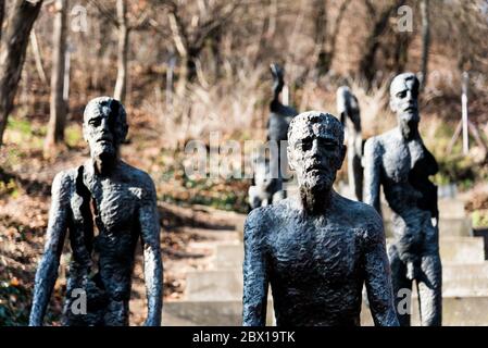 PRAG, TSCHECHISCHE REPUBLIK - 2. FEBRUAR 2020: Gedenkstätte für die Opfer des Kommunismus in Prag. Erstellt vom tschechischen Bildhauer Olbram Zoubek. Statuen zum Gedenken an die Opfer des Kommunismus unter dem Petrin-Hügel in der Nähe von Ujezd, Prag. Stockfoto