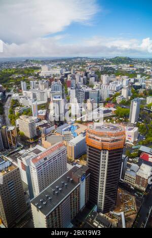 Blick über Auckland vom Sky Tower aus Schauen Sie auf einen sonnigen Tag in Neuseeland Stockfoto