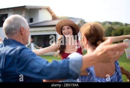 Porträt von glücklichen Menschen im Freien auf Familie Geburtstagsfeier, greting. Stockfoto
