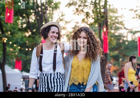 Porträt von zwei jungen Freundinnen beim Sommerfest, Wandern. Stockfoto
