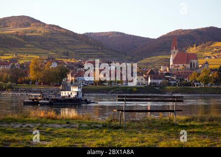 Herbstansicht des kleinen österreichischen Dorfes Weissenkirchen in der Wachau an einem Donauufer, Bezirk Krems-Land, Wachau-Tal, Österreich Stockfoto