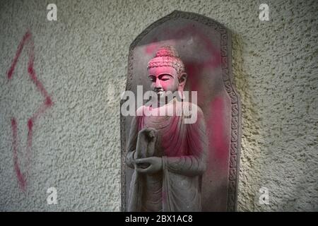 Berlin, Deutschland. Juni 2020. Eine Buddha-Statue und die façade des Buddhistischen Zentrums Berlin sind mit Farbe bemalt. Das Zentrum sei bereits fünfmal Opfer solcher Graffiti gewesen, so das Zentrum. Quelle: Sven Braun/dpa/Alamy Live News Stockfoto