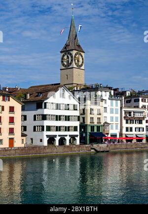 Petersdom über die Limmat in Zürich, Schweiz Stockfoto