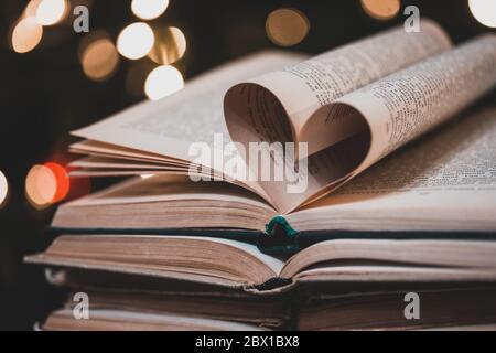 Herzförmige Buchseiten. Weihnachtliche Atmosphäre Stockfoto