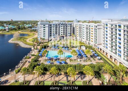 Luftaufnahme / Drohne Blick auf Disney's Riviera Resort. Das Resort wurde im Herbst 2019 eröffnet und in Gehweite zu Disneys neuem Skyliner Transportmittel. Stockfoto