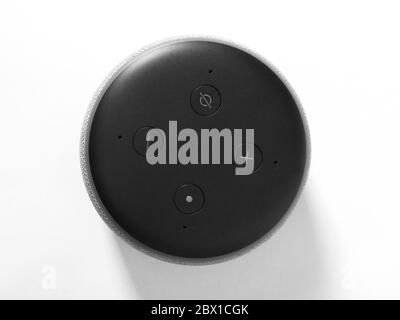 New york / USA - Feb 5 2020: Amazon Echo Dot Black 3. Generation - Spracherkennung, isoliert auf weißem Hintergrund - Smart Speaker mit Alexa Assistent Stockfoto